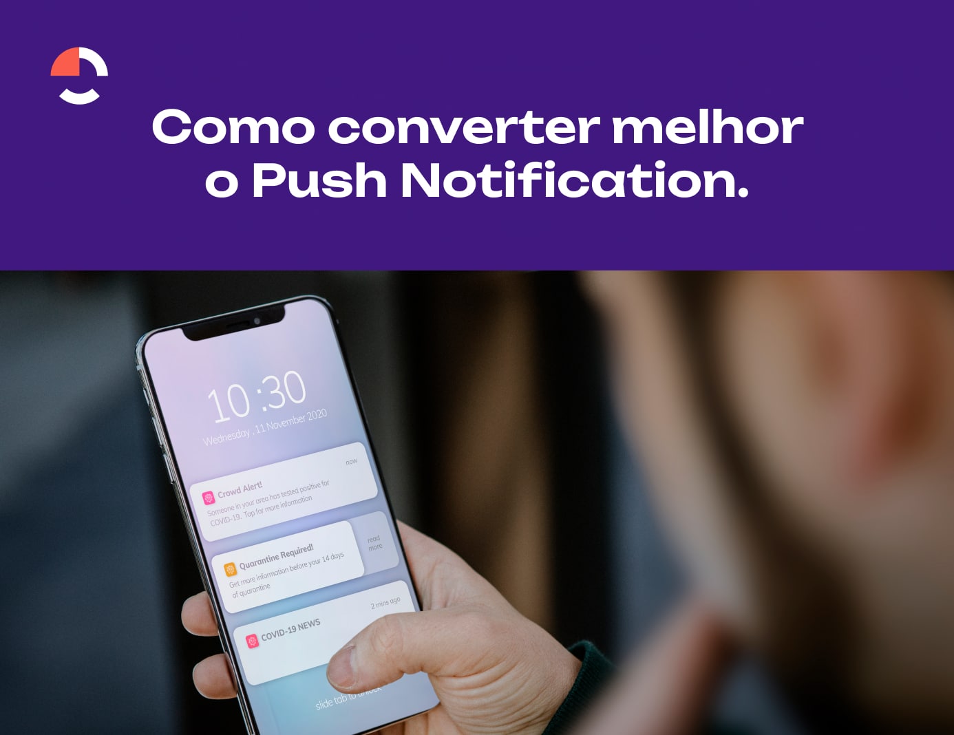 Smartphone exibindo notificação de push com foco em como converter cliques de push em vendas.
